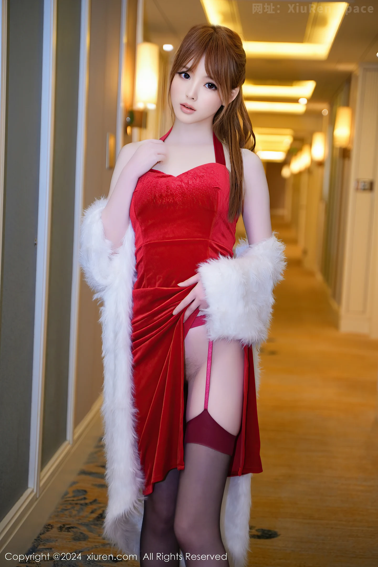 图片[4]-[XiuRen秀人网]VOL.8040 新人模特梦灵儿Mini红色连衣短裙配黑丝吊袜秀完美身材诱惑写真62P-秀人网官方网站